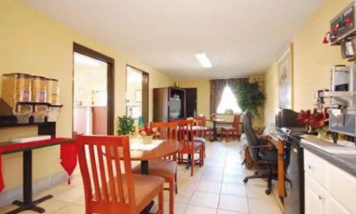 Richburg Hotel | 2 Roadside Queen Rooms w/Essentials Near St. Anne Intl. Festival