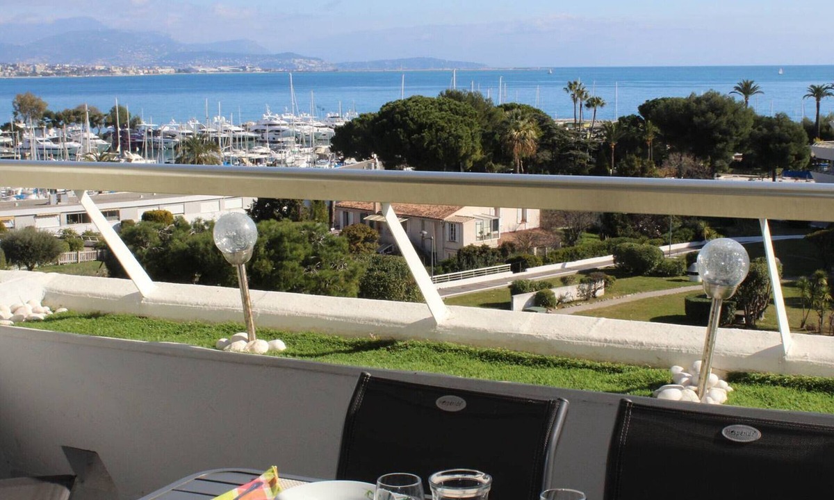 Villeneuve Loubet Beach Apartment | 2-room apartment, sleeps 4, air-conditioned with parking in Villeneuve-Loubet Plage