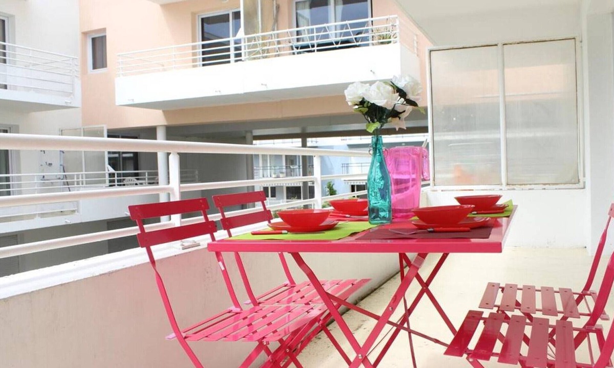 La Rochelle Apartment | 2-room apt with balcony, private parking, quiet area