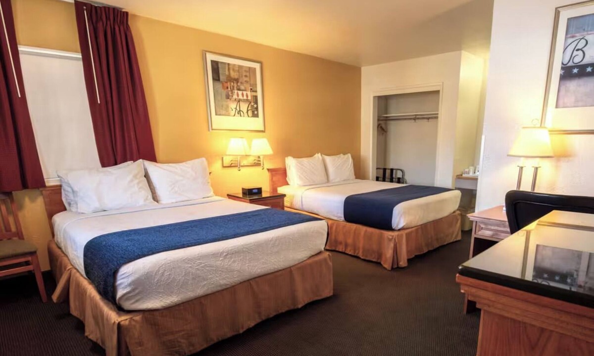 Pendleton Hotel | 2 Rooms - Affordable Accommodations w/Free Breakfast Near Pendleton Woolen Mill