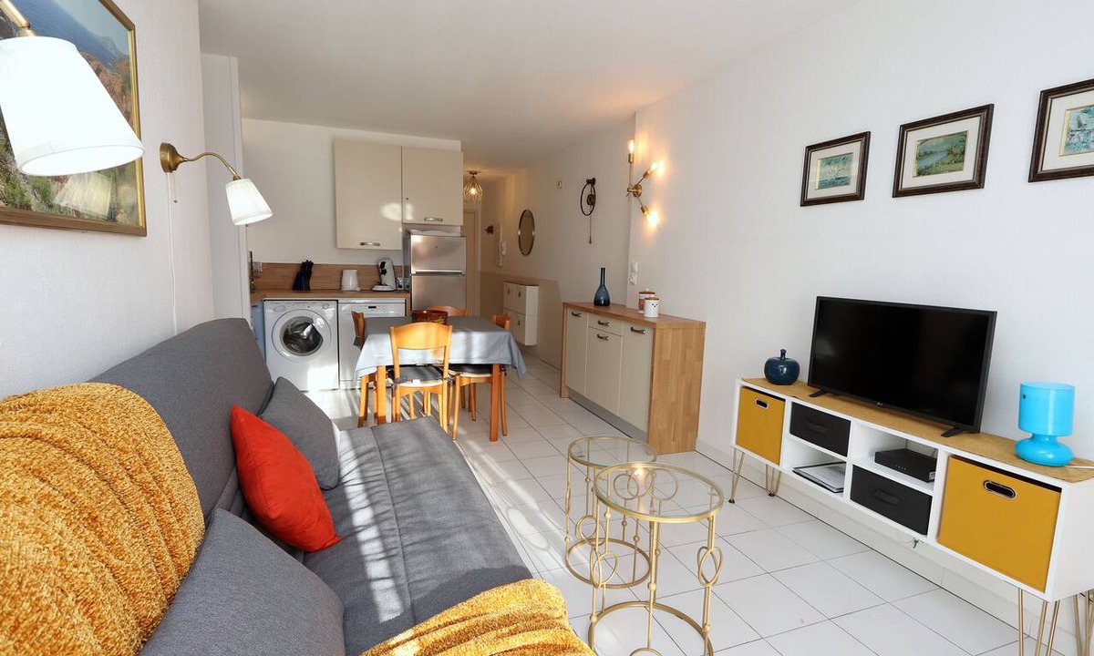 Saint-Raphael Apartment | 2 rooms by the sea with air conditioning, pool view, Wifi, parking