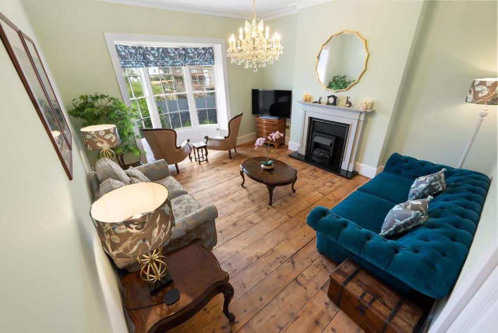 Bognor Regis Apartment | 2 Seaside Bedroom, Hot Tub, Garden, Parking