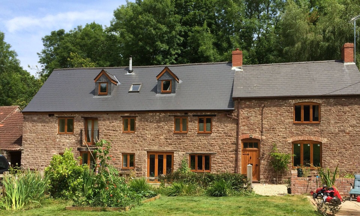 Lydney Apartment | 2 self contained bedrooms with private garden in beautiful old mill.