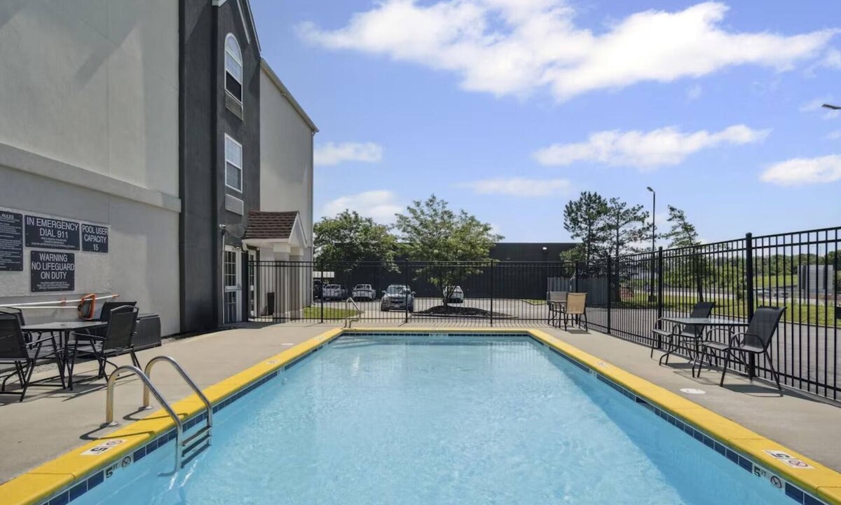 Blue Springs Hotel | 2 Simple and Inviting Rooms w/Seasonal Pool for Easy Getaways