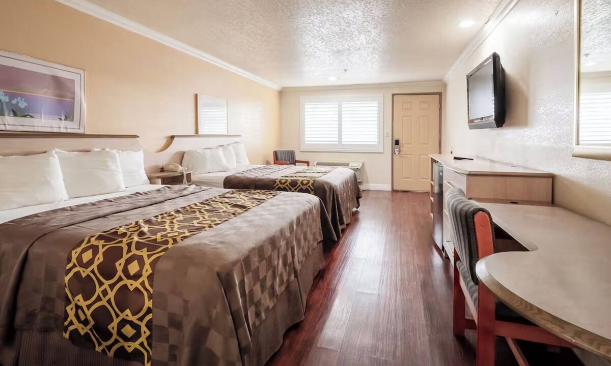 Corcoran Hotel | 2 Simple, Budget Friendly Rooms Perfectly Situated by Corcoran Train Station