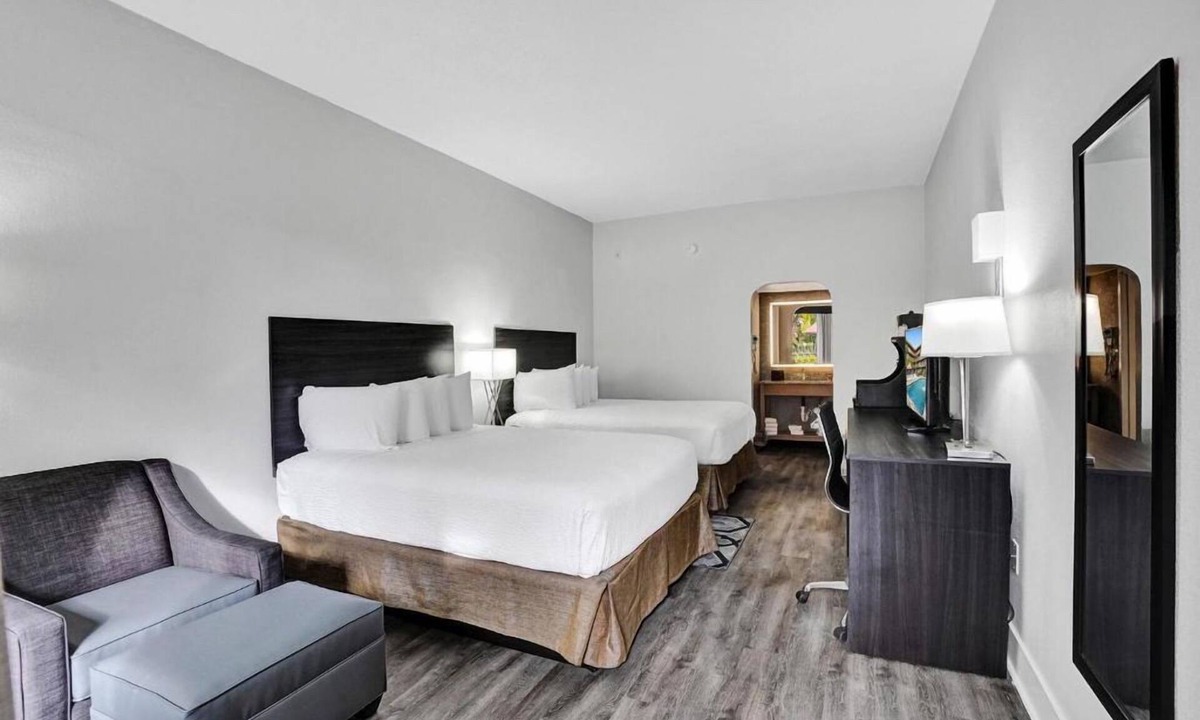 Downtown Hollywood Hotel | 2 Spacious Room, Perfect weekend getaway near attractions and beach + Breakfast!
