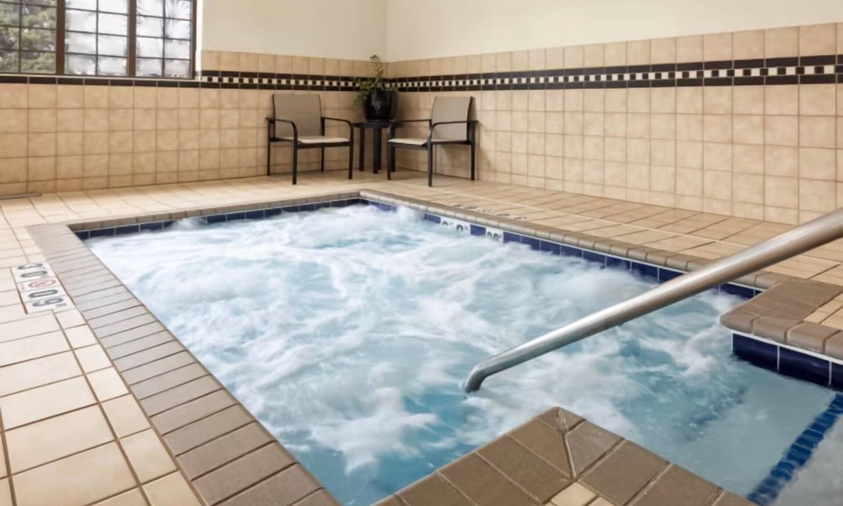 West Bloomington Hotel | 2 Spacious Suites Near Mall of America & MSP Airport with Breakfast Included