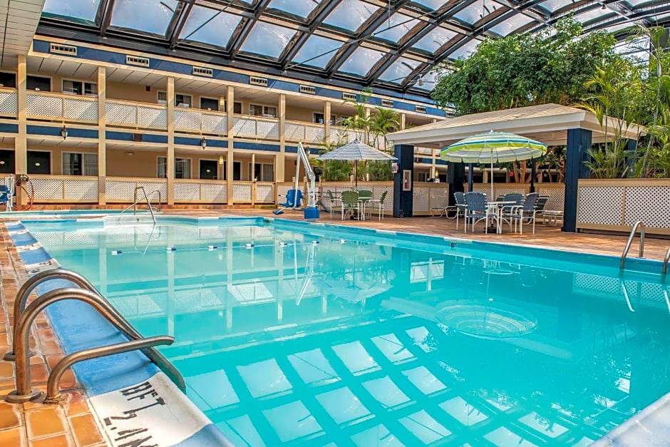 Wayne Hotel | 2-Star Hotel ∙ Ramada by Wyndham Indianapolis Speedway