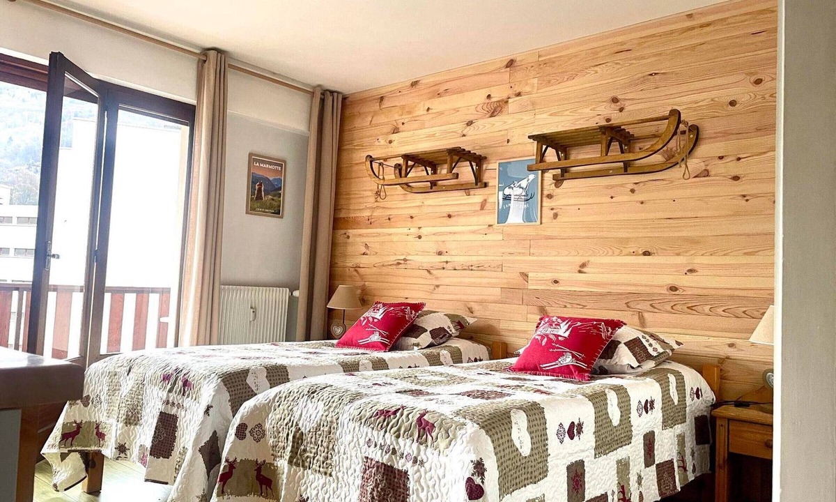 Brides-les-Bains Apartment | 2* Studio for 2 with wifi and parking, station center