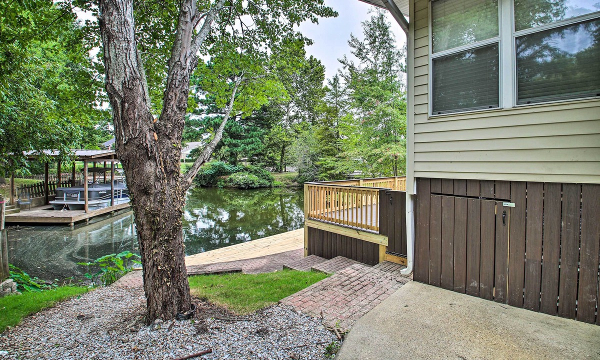 Lake Hamilton Cottage | 2-tier Deck & Boat Parking: Lake Hamilton Home