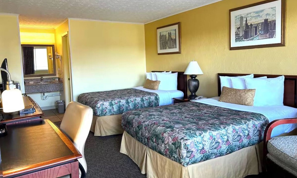 Logan Hotel | 2 Units | Logan Stay | Hocking Hills Trail Base | Waterfall & Cave Exploration