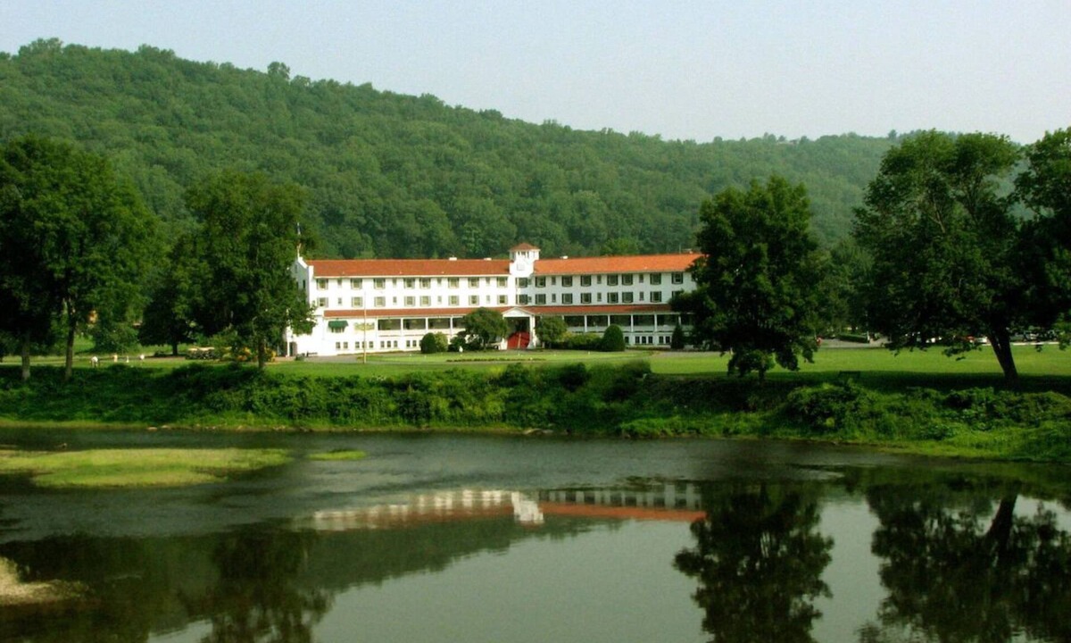 Shawnee On Delaware Hotel | 2 Units | Mountain Retreat | Refined Comfort & Scenic Views in a Serene Hideaway