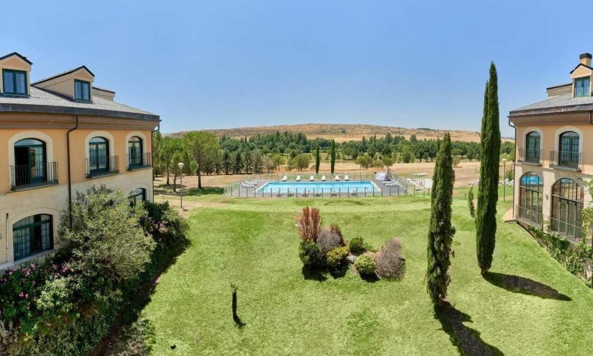 Cebreros Hotel | 2 Units - Peaceful Setting, Garden Walks & Relaxed Country Living
