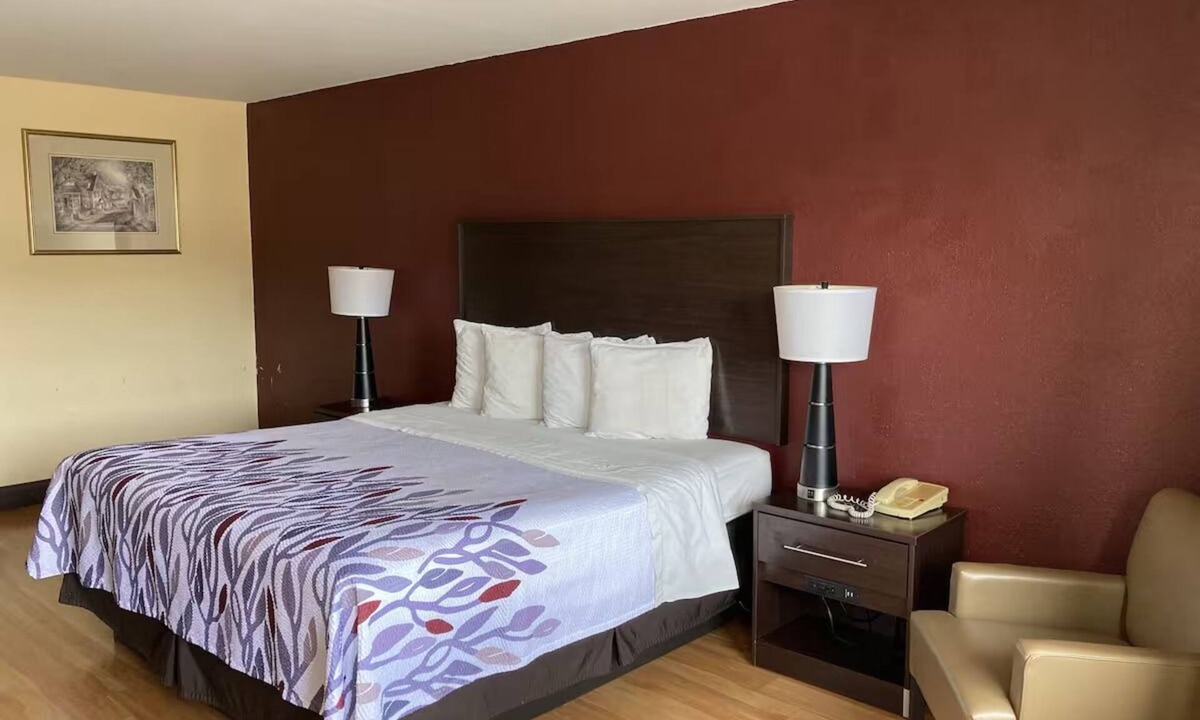 Cleveland Hotel | 2 Value King Rooms Near Tinsley Dog Park – Free Coffee in Lobby