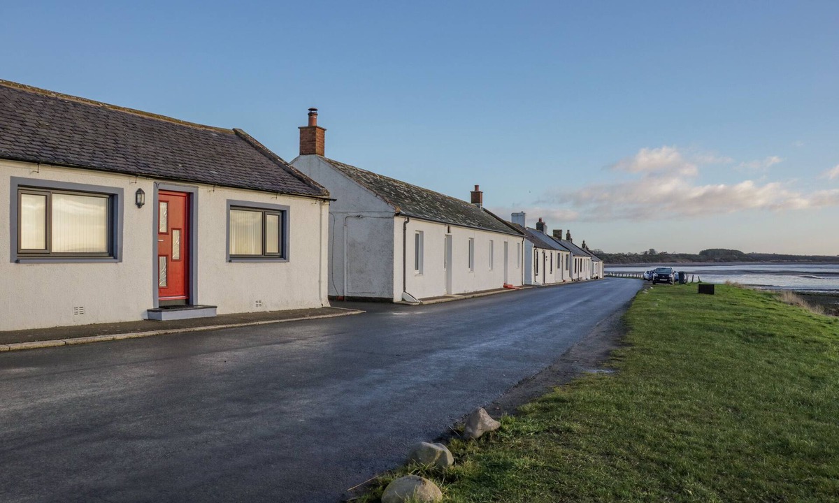 Powfoot Cottage | 2 WHITEROW, family friendly, with a garden in Powfoot, Annan