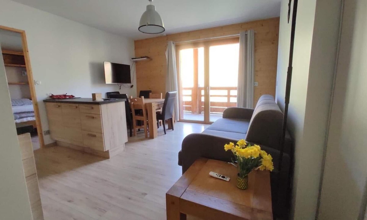 Les Claux Apartment | 200m from shops, 1st floor, swimming pool, balcony, parking, tv, ski locker, 50m², Vars
