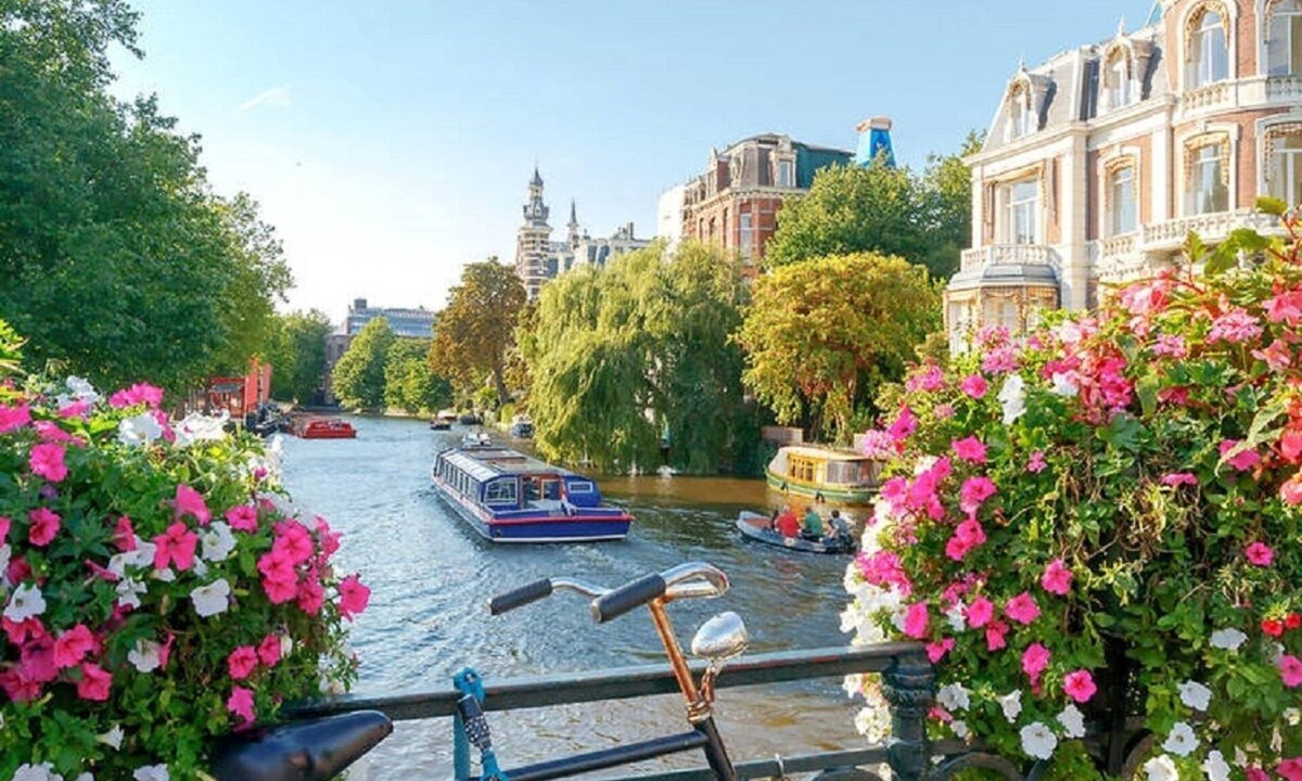Vondelbuurt Apartment | 200M2 Amsterdam home with private rooftop in the city center