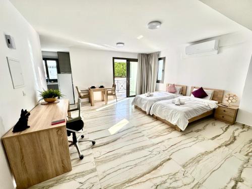 Old Town Apartment | 202 Gym-Complex big Studio with sunny balcony