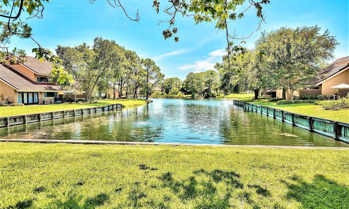 Sandestin Villa | 2024 6 passenger GOLF CART! Lake views! 3 Minutes to BEACH! Minutes to dining