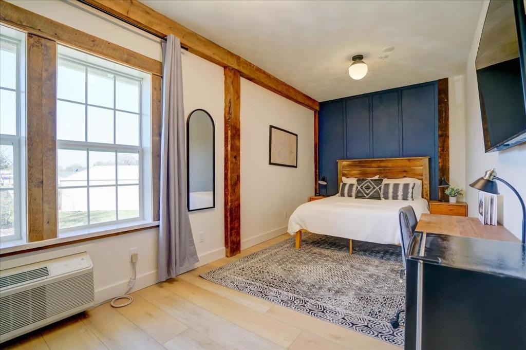 Waunakee Hotel | 205 - Queen Suite