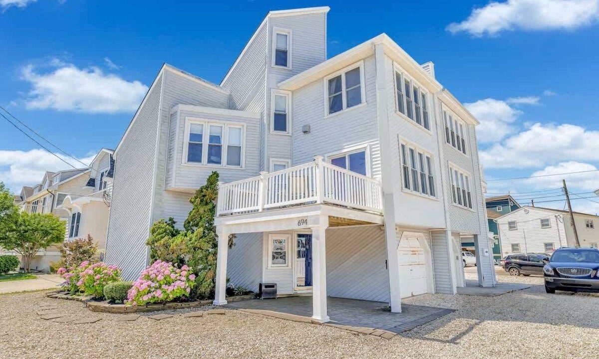 Avalon House | 21st St Retreat: Pet-Friendly 4 Bedroom Getaway