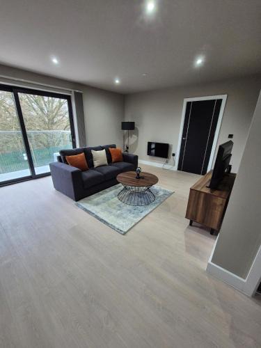 Sheldon Apartment | #22 Lux & Stylish 2 bed 2 bath Apart w balcony 11 - Near Cannon Hill Park - Sleeps 4 - Perfect for contractors and families - Free parking