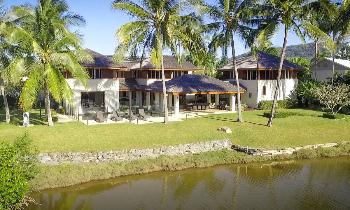 Port Douglas House | 22 Ruby Close - 5 Bedroom Home on the Lake