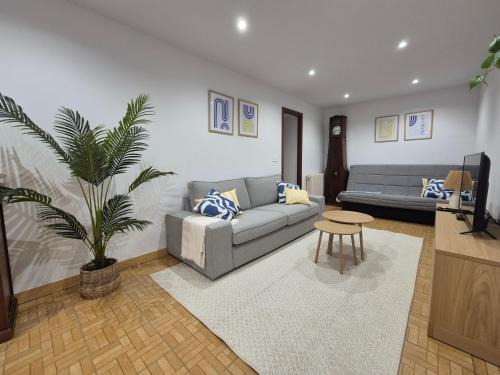 Arriondas House | 22A04 Casa Azul del corral de abaju en Arriondas by R2R Consulting