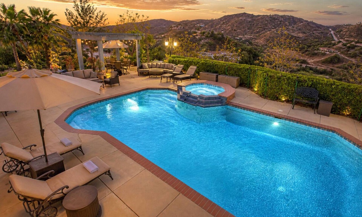 Perris House | 25% Off All July! -Pool, Jacuzzi, & Amazing Views