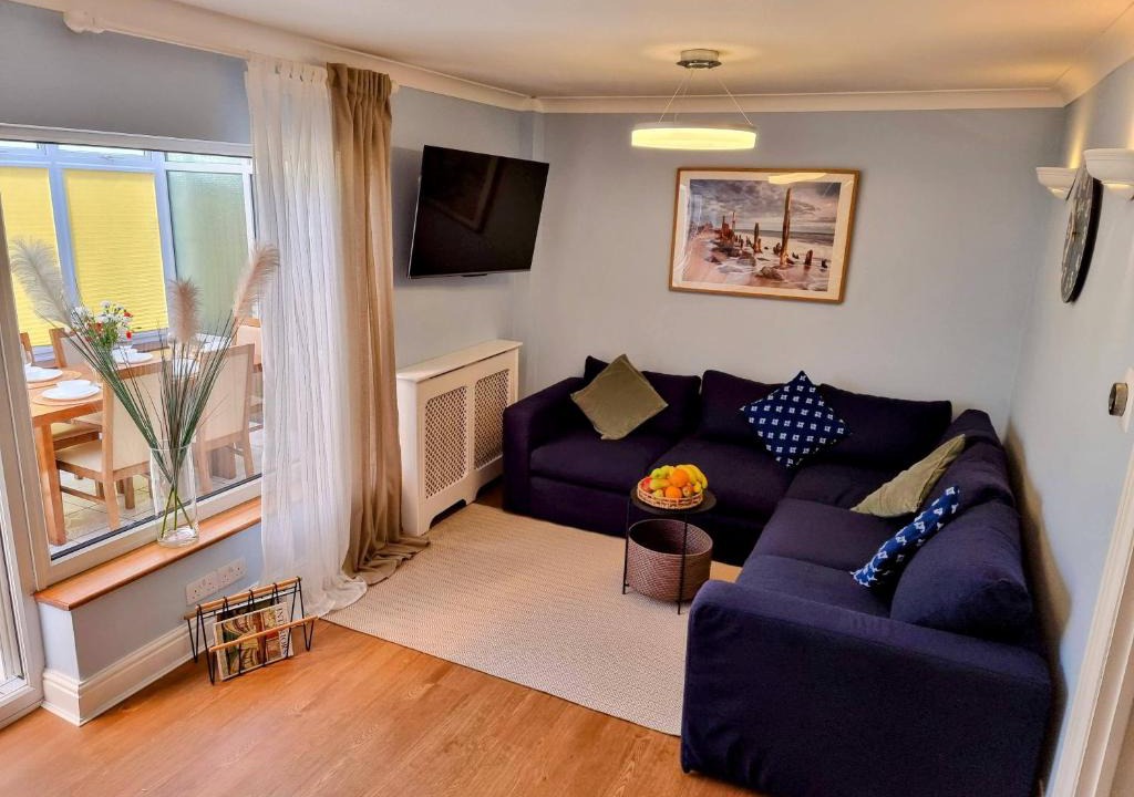 Staines Apartment | 28 ExcellentStays - Heathrow - 5 Bedroom House