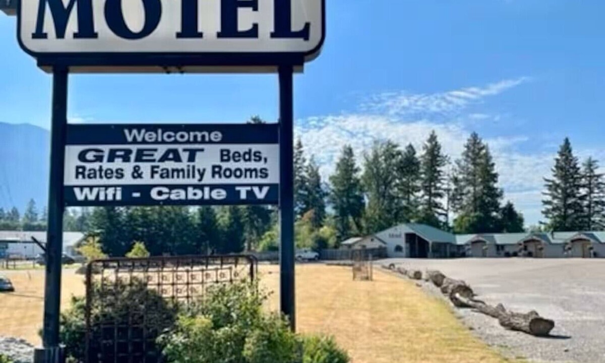 Columbia Falls Hotel | #29- TWO QUEEN BEDS in Charming hotel in C. Falls with WiFi, AC, 20 mi to GNP
