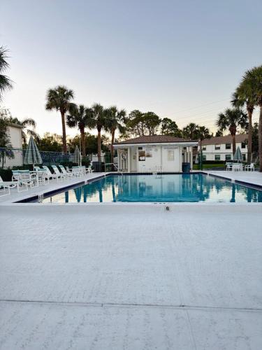 East Lake Woodlands Apartment | 2B2B Heated Pool Cozy Condo