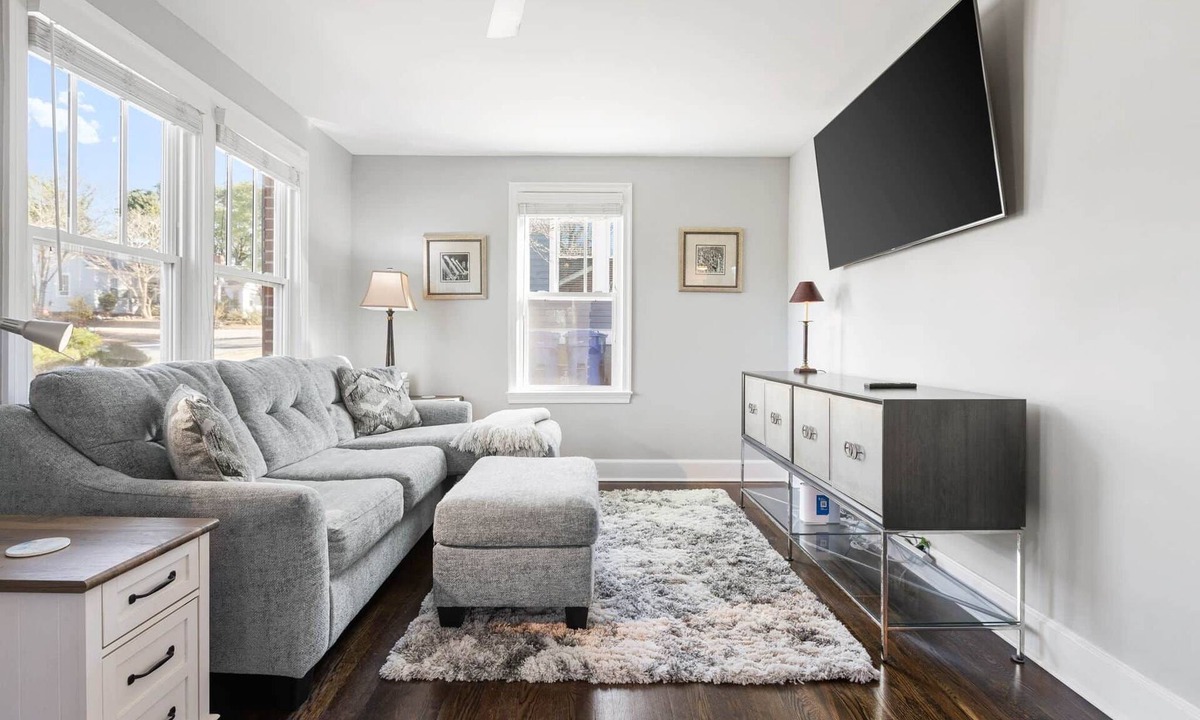 Earlewood House | 2BD 2BA Upscale Bungalow - Beautiful Yard​ + Grill