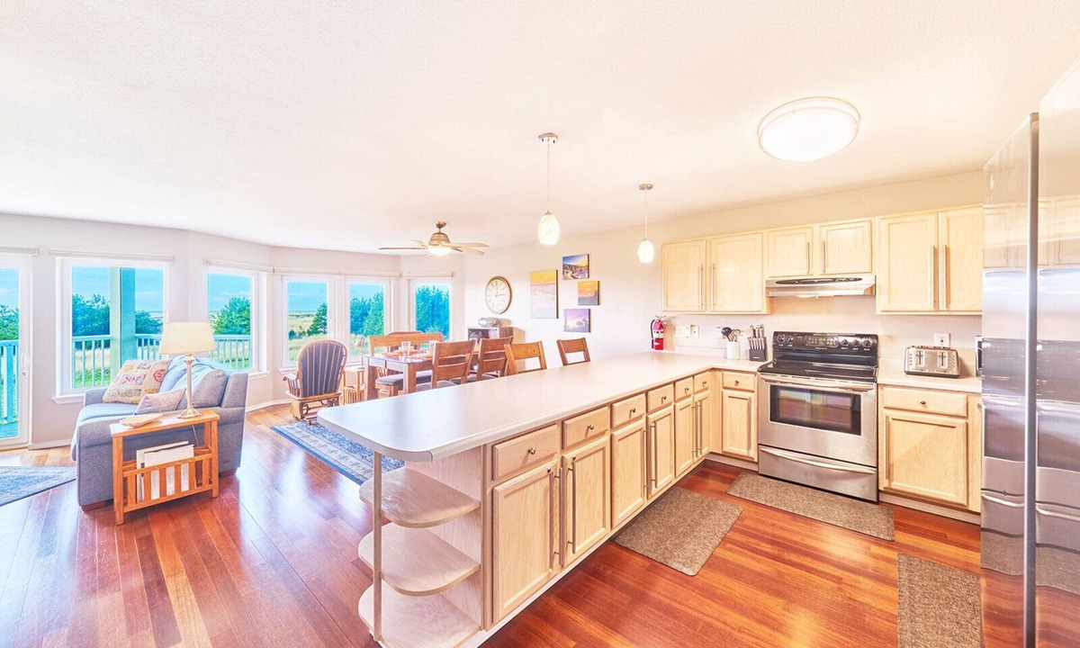 Long Beach Condo | 2bd, 2ba, Walk to Town and Beach (SRetreat)