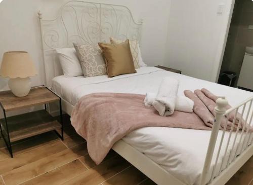 Hornsby House | 2bd 2bth Modern House close 2Train&Westfield