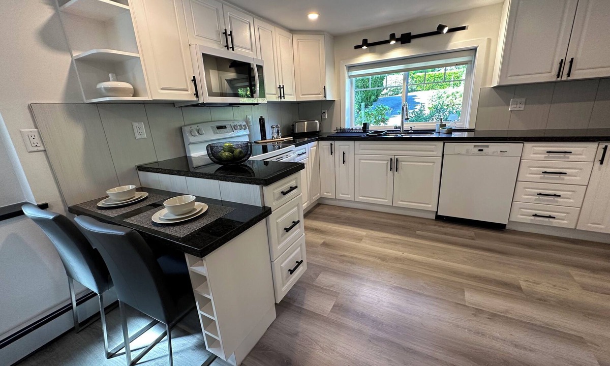 Hollyburn Condo | 2BD cozy guest suite in West Vancouver
