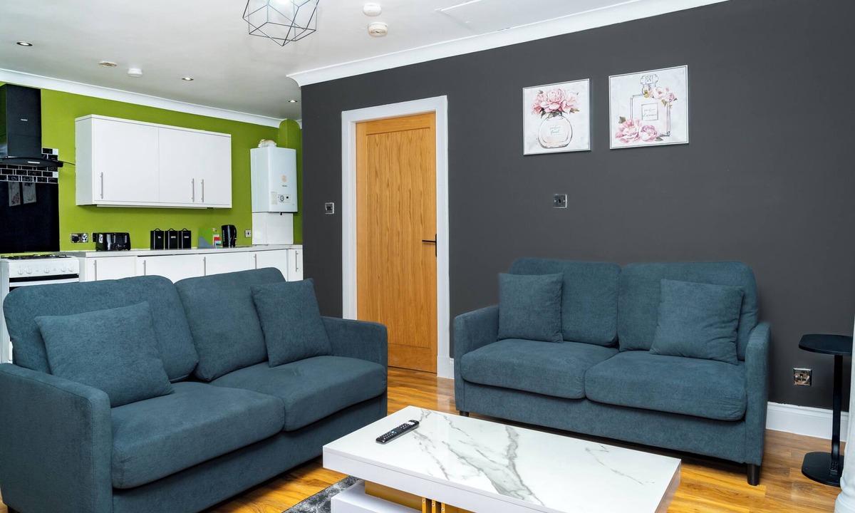 Liberton Apartment | 2BD | Ocean Terminal | Tram to Airport | Sleeps 4