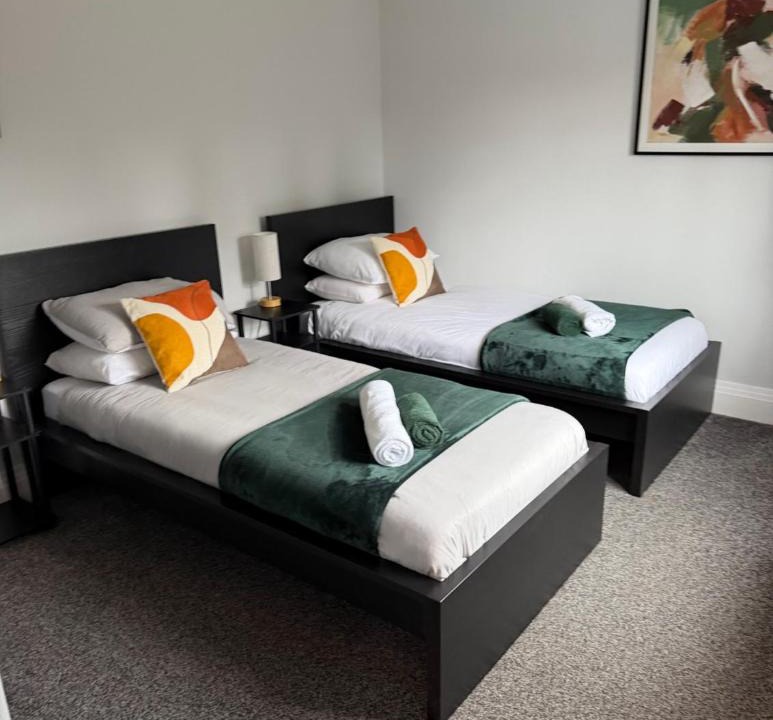 Doncaster Apartment | 2BDR House, Contractor Stays, Families, Close to City Centre & Hospital, Free Parking, Sleeps 5!