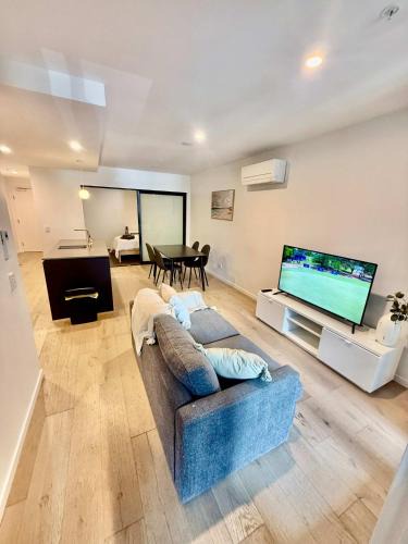 Reid Apartment | 2BR-1BR-1Car- CBD Pool Central