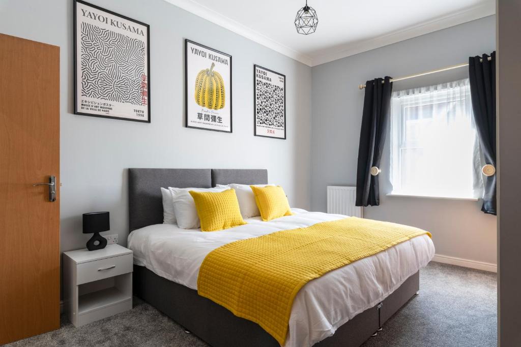 Crawley Apartment | 2BR 2BA Apartment - Emperor Beds - Free Parking - Near LGW Airport