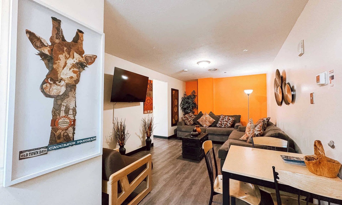 Downtown Pittsburgh Apartment | 2BR 2BA Downtown Apt | 55” TV | 6 Beds