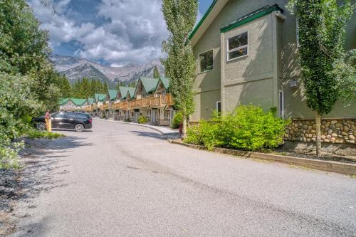 Harvie Heights Apartment | 2BR 2BA Newly Renovated Harvie Heights Townhouse retreat