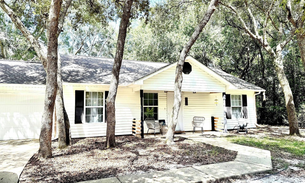 Ocean Springs House | 2BR/2BA secluded spot near water with fenced yard - Under the Oaks