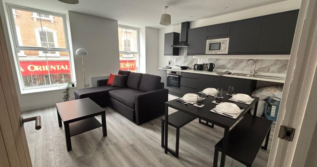 Northampton Apartment | 2BR Apartment with Sofa bed I Prime Town Centre Location I Gold St D-Lux, Modern Amenities, Walk to Train, Bus Stations, Shops & Cafés I Leisure and Business Stays Welcome