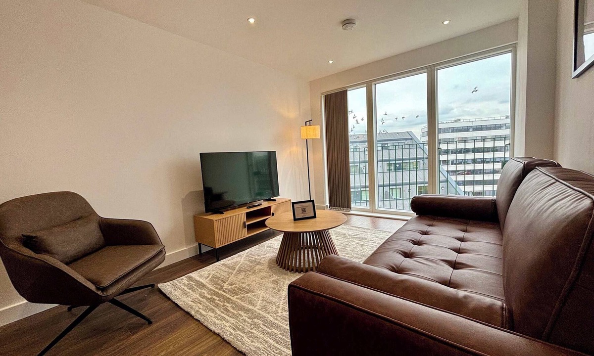 Bracknell Apartment | 2BR Bracknell Apt Near Ascot Racecourse | WiFi