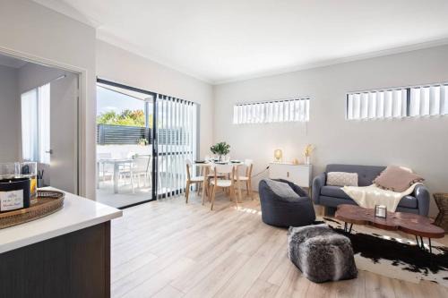 Attadale Apartment | 2BR Canning River Home Walk To River, Sleeps 4