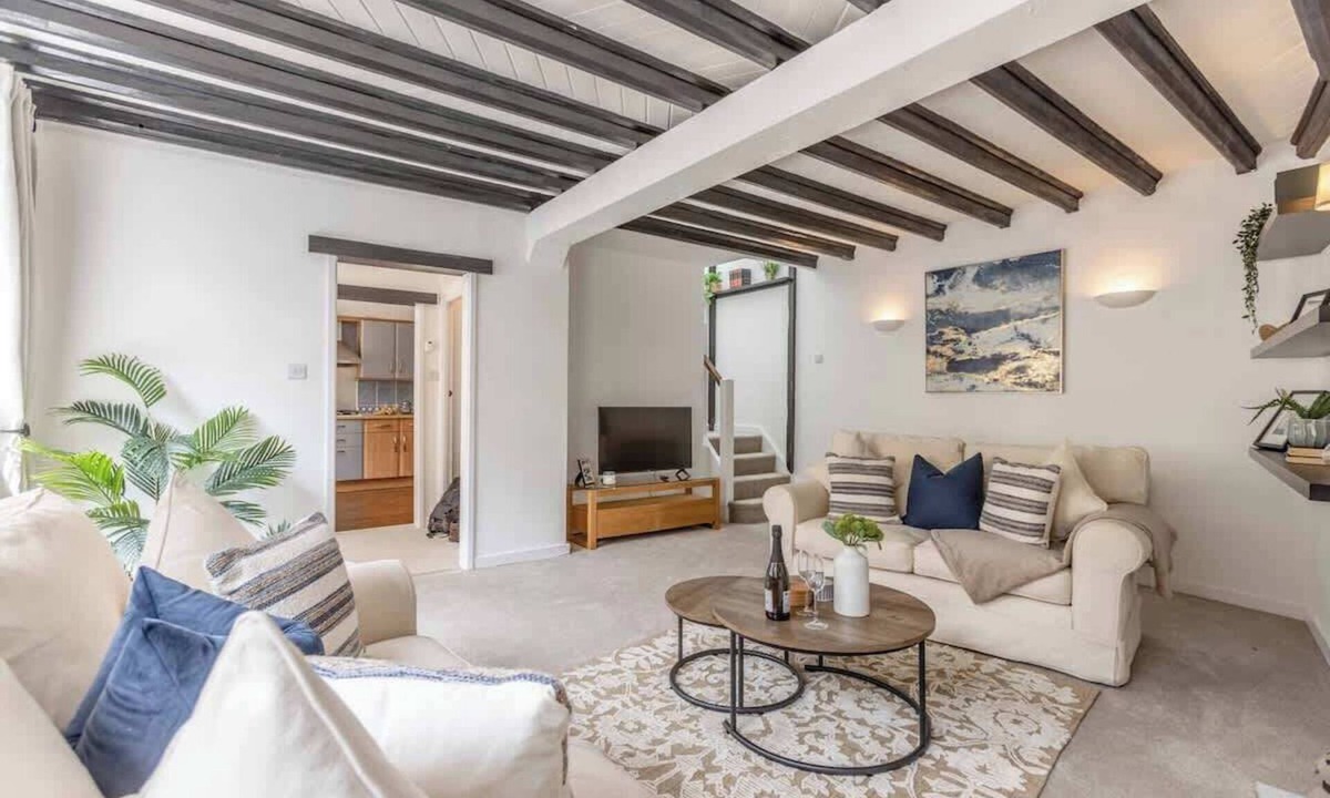 Datchet House | 2BR Cottage|Parking |Close 2 Windsor - By Tempstay