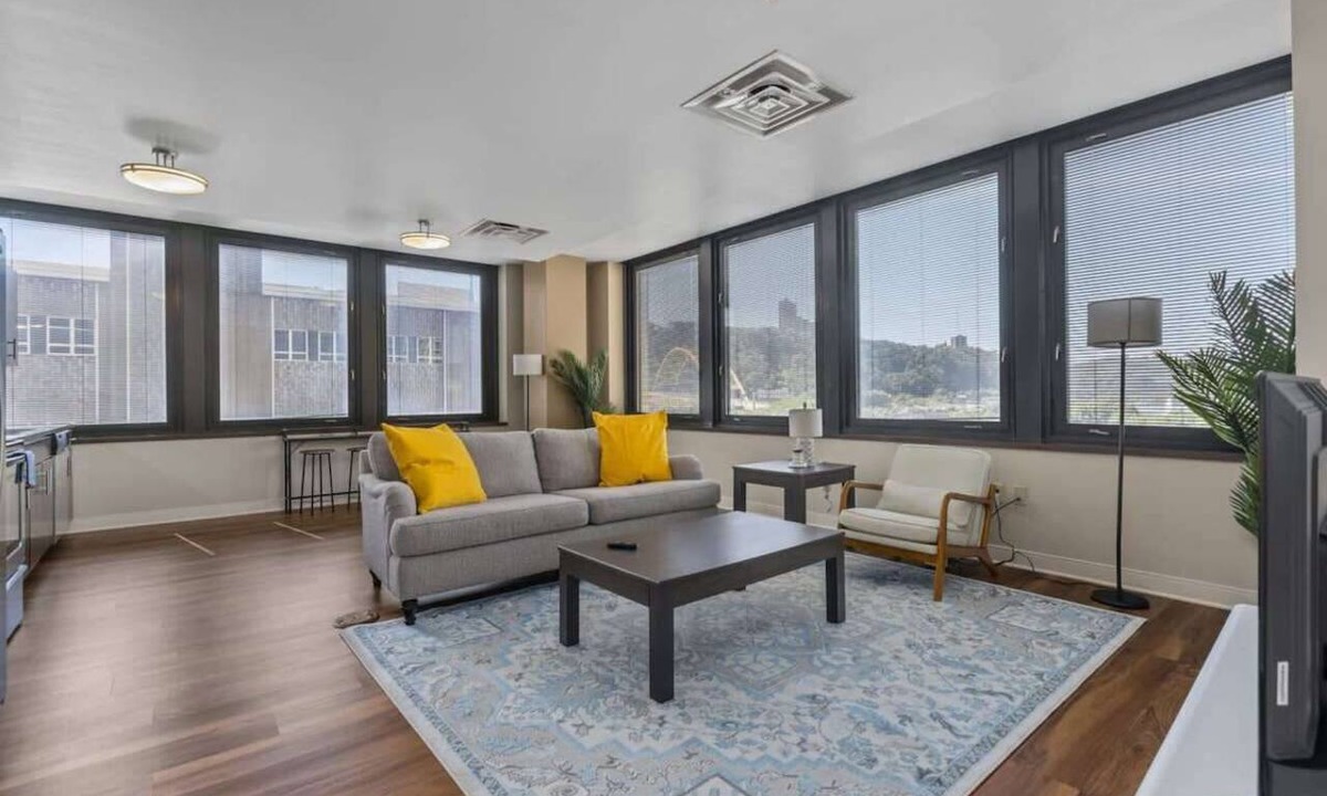Downtown Pittsburgh Apartment | 2BR Downtown Apartment with Gym & Deck