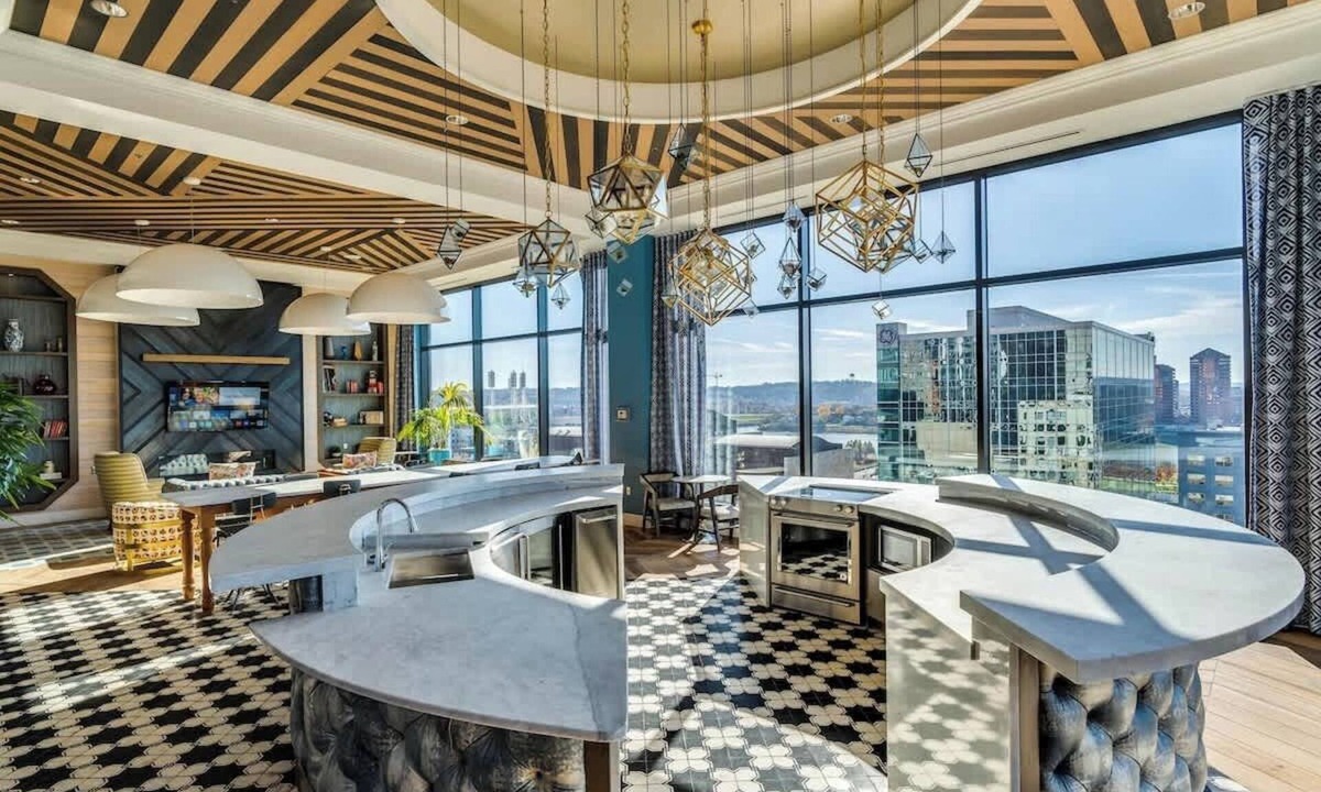 Downtown Cincinnati Apartment | 2BR Downtown | Pool and Gym