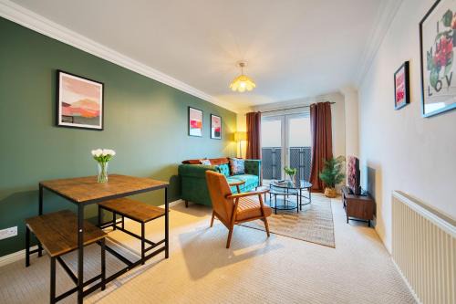 North Glasgow Apartment | 2BR Flat Central Location with Free Parking
